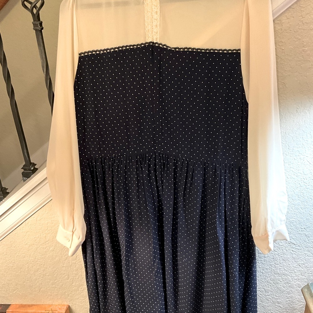 below the knee dress. Size L - Picture 5 of 5
